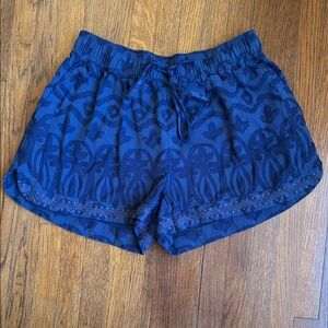 Vineyard vine women’s nave beach print shorts, size XS